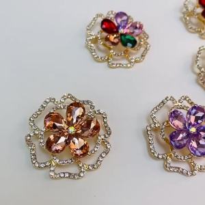 Elegant Floral Brooch Hollow Petal Design with Sparkling Crystal Embellishment Fashion Accessory for Women