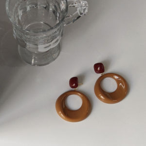 Pine Chestnut Cream! High-end French Vintage Hong Kong-style Earrings with Silver Needles Acrylic Circular Rings and an Elegant Exaggerated Design