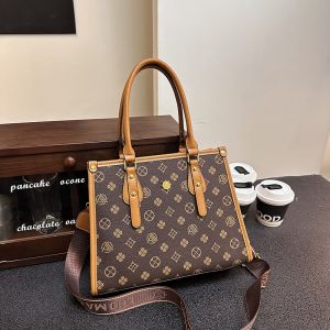 New Fashion Versatile Womens Shoulder Handbag Trendy Letter Oblique Straddle Womens Bag
