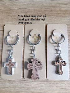 Móc khoá công giáo thánh giá gỗ treo xe trang trí - quà tặng công giáo thánh giá gỗ viền kim loại.