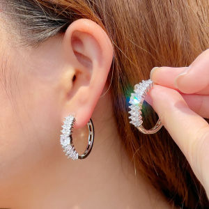 Seกีต้าต่างหูห่วงกลมประดับเพทายสังเคราะห์สีเงินแบบคลาสสิก SE565