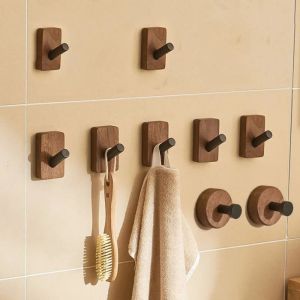 YIFEICHONGTIAN ไม้วอลนัท/บีช ตะขอเสื้อโค้ทไม้ กันสนิมได้ ไม่มีการเจาะ ไม้แขวนผนัง ตกแต่งแบบชนบท กันน้ำ-proof ชั้นเก็บเสื้อโค้ท กุญแจแขวนกุญแจ