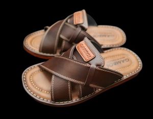 GAMBOLแท้ แฟชั่นผู้ชายรองเท้าแกมโบลแท้แตะสวม ผู้ชายใส่ลำลอง คาดหน้ารองเท้าแตะเพื่อสุขภาพ รองเท้าหนังผู้ชายน้ำหนักเบาเดินเบาใส่สบายเท้า สีดำ สีน้ำตาล GM 52031