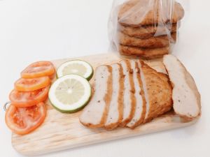 หมูยอ หมูยอพริกไทยดำ แบบแผ่นทอด แพ็ค 10 ชิ้น (รสพริกไทยดำ) ตราเหรียญทอง หมูยอพริกไทยดำ สูตรนครพนม แพ็คใส่กล่องโฟมส่ง