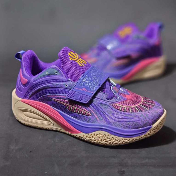 kyrie shoes with spikes