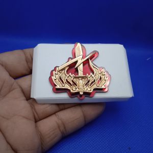 Pin Bros Karakter Raider Dasar Akrilik Warna Merah Emas