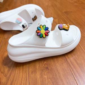Dép lê nhựa 2 quai cross crush màu trắng cao 7cm chuẩn xịn full box dành cho nữ tặng 10 stic