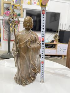 Tượng tôn giả mục kiền liên bằng đồng hun giả cổ cao 28cm dài 14cm rộng 12cm nặng khoảng 3kg