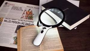 แว่นขยายพร้อมไฟ เลนส์ขนาดใหญ่ 5 นิ้ว แว่นขยายมือถือแบบมีไฟ 20X 30X 24LED 1UV สำหรับผู้สูงอายุ อ่านหนังสือ เหรียญ เครื่องประดับ ทำงานใกล้