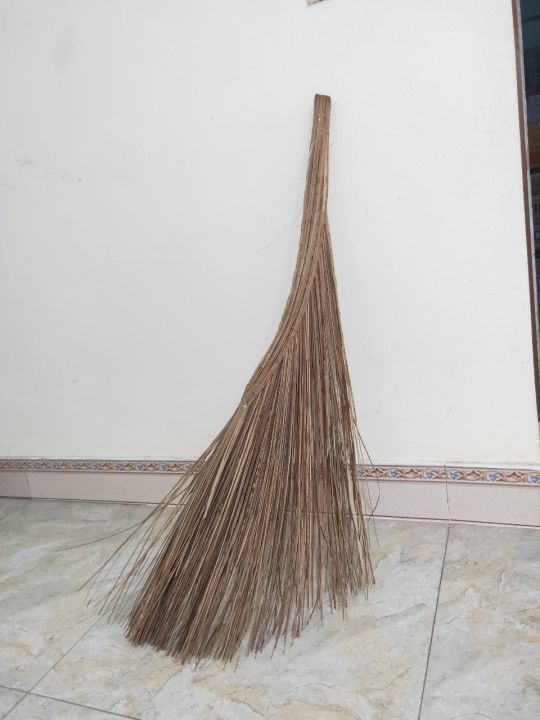 Chổi Rễ Dừa Quét Sân Cán Dài 106cm – Chổi Quét Lá Cây, Chổi Quét Vườn ...