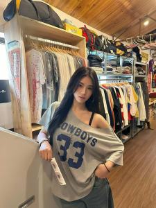 TZY เสื้อยืด แขนสั้น ปาดไหล่ สีเทาสกรีนหมายเลข 33 สุดฮิต ติดเทร์น ทันสมัยตลอดเวลา มีไซส์ M-XXL เนื้อผ้าใส่สบาย ทรงหลวมซักง่ายแห้งไวมีสินค้าพร้อมจัดส่ง