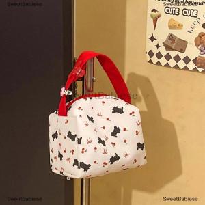 [COD] SweetBabiese กระเป๋าเครื่องสำอางมือถือพิมพ์รูปแมวเชอร์รี่สีดำน่ารักกระเป๋าเก็บของจิปาถะพกพาได้ความจุสูงกระเป๋าเครื่องสำอางแฟชั่นของขวัญ