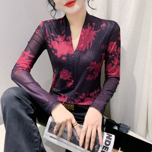 Yige 2023 đầu thu mới của Pháp in tính khí Áo Phông Cổ Chữ V đi lại cho thấy ý nghĩa thiết kế mỏng Quảng Châu Tay áo dài áo lưới phụ nữ