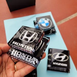 Nước hoa pha lê cao cấp đặt taplo xe hơi ô tô logo hãng xe Hyundai Honda Toyota Mazda Ford Kia.