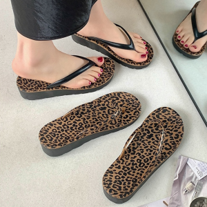 CHAOSON เข้ากับทุกชุด รองเท้าแตะลายเสือดาว สง่างามเรียบหรู หนา soled รองเท้าแตะสไลด์สตรี แฟชั่นสำหรับผู้หญิง ป้องกันการลื่น รองเท้าแตะแพลตฟอร์ม ฤดูร้อนฤดูร้อนฤดูร้อน