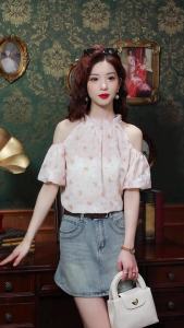 Ammin เสื้อแฟชั่นคอรอบฝรั่งเศสแขนสั้นสำหรับผู้หญิงเสื้อหรูหราแขนพองหวานพิมพ์ดอกไม้เกาหลีสำหรับฤดูร้อน2024