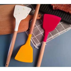 Spatula Silikon Gagang Kayu Tahan Panas SH B07