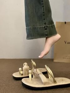 [Free Shipping] Niche High-End Flat Sandals For Women Perfect For Summer Wear Featuring A Trendy And Casual Design With A Toe-Covering Style Ideal For The Beach