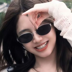 THOMA วินเทจ แว่นกันแดดกรอบวงรี น้ำหนักเบา เลนส์หลากสี แว่นกันแดด UV400 แฟชั่น ย้อนยุค แว่นตาโลหะ วันหยุด