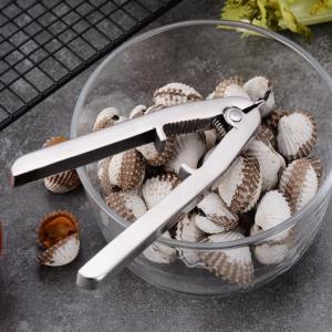 Shell shucking pliers squeezing คีมแกะหอยแครงบีบกล้ามปู