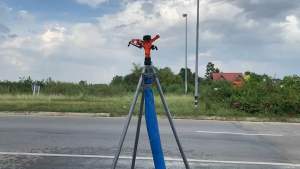 หัวสปริงเกอร์ 3/4 หรือ 1 สีส้ม พลาสติก พร้อมขาตั้ง ยืดปรับระดับได้ รุ่นหมุนได้ 360 หมุนรอบตัว รัศมีประมาณ 10-15 เมตร