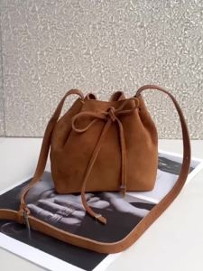 กระเป๋าผู้หญิงหนังแท้สไตล์วินเทจที่ผ่านการแปรรูป ดีไซน์โบว์ กระเป๋าทรงถังสไตล์เกาหลี เนื้อแมตต์ กระเป๋าสะพายข้างเดียว Hot