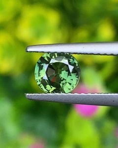 พลอย เขียวส่อง (Green Sapphire) 1.02 กะรัต (Cts.) พลอยแท้ อัญมณีมงคลประจําวันเกิด เครื่องประดับพลอย