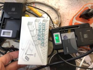 Sạc pin đa năng có màn hình LCD