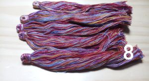 พู่ทำจากเส้นด้ายหลายสี ขนาดความยาวทั้งหมด 14-15 cm.ขั้วของพู่ เป็นแบบพันด้วยเส้นด้าย ดูสวยงาม ปราณีตแบบที่ 1 - 4 เส้นด้ายเป็นแบบมันเงา มีความพริ้วน้อย ไม่ทิ้งตัวแบบที่ 5 - 12 เส้นด้ายเป็นแบบด้าน ไม่มันเงา ไม่พริ้ว ไม่ทิ้งตัว (อารมณ์ด้ายดิบ)ขายชิ้นละ 25 บา