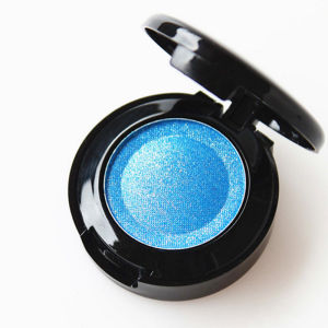 Single-color eyeshadow palette with smoky pretty and long-lasting eyeshadow. One touch will create a smoky pretty eyeshadow.