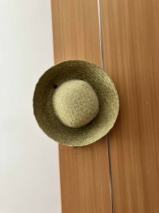 Nón mũ cỏ bàng đan lát thủ công freesize  thân thiện môi trườngphù hợp với các buổi đi chơi dã ngoại .chụp hình rất đẹp ngoài ra còn che nắng mưa..Các sợi cói được đan đều tạo nên các khoảng hở nhỏ đều nhau