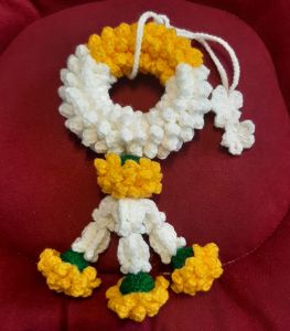 พวงมาลัยไหมพรม ตัวพวงขาว-เหลือง แบบกลม (คล้องพระ หรือแขวนหน้ารถยนต์) - Handmade ( งานพรีออเดอร์ ใช้เวลาจัดทำประมาณ 3-7 วัน )