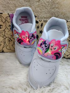 ADDA รองเท้านักเรียนหญิง รองเท้าอนุบาล รองเท้าพละเด็ก เทปมีไฟ รุ่นใหม่ปี68 ลายPony พร้อมส่ง.