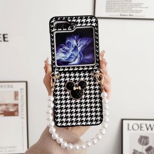 Hardcase Samsung Galaxy Z Flip 5 5G With Cute 3D Bear & Minnie and Pearl Bracelet Chain Phone Case For Samsung Galaxy Z Flip 5