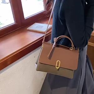 Túi xách vuông nhỏ nữ ghép mảnh 2026 mờ cổ điển khóa vàng túi đi lại đa năng để sử dụng cầm tay vai và đeo chéo