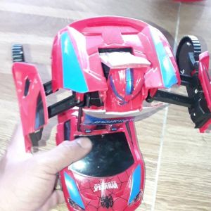 Một chiếc xe mô hình biến hình thành Robot bằng nhựa chạy pin có nhạc và đèn led rất đẹp tặng kèm pin