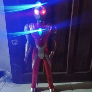 1 robot ultramen jumbo dilengkapi lampu dan suara