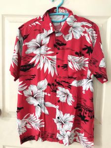 สินค้าพร้อมส่ง เสื้อเชิ๊ตคอปกแขนสั้น เสื้อ  ใส่ได้ทั้งชาย-หญิง เสื้อคอปกกระดุมผ่ากลาง เสื้อลายดอก เป็นงานผ้าสปันพิมส์ ลายชบาดอกขาว ผ