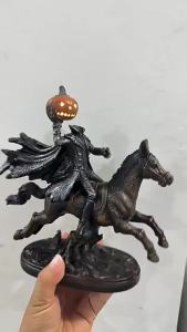 Quà tặng Halloween: Tượng thủ lĩnh hiệp sĩ không đầu cầm quả bí ngô bằng nhựa resin đồ trang trí hình ngựa đen.