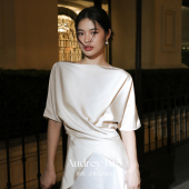 Taupe.brand - Audrey top เสื้อซาตินคอปาด (เฉพาะเสื้อเท่านั้น)ผลิตจากผ้าพรีเมียม ดีไซน์ปลายโค้งเพิ่มความอ่อนช้อย มาพร้อมสายผูกที่สามารถปรับได้ เติมความหรูหราอย่างมีรสนิยม เหมาะกับหลายโอกาสทั้งทำงานและออกงาน