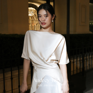 Taupe.brand - Audrey top เสื้อซาตินคอปาด (เฉพาะเสื้อเท่านั้น)ผลิตจากผ้าพรีเมียม ดีไซน์ปลายโค้งเพิ่มความอ่อนช้อย มาพร้อมสายผูกที่สามารถปรับได้ เติมความหรูหราอย่างมีรสนิยม เหมาะกับหลายโอกาสทั้งทำงานและออกงาน