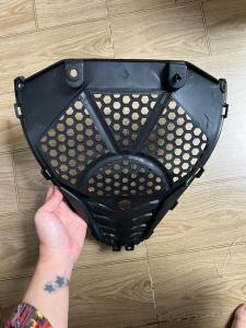 Miếng chắn bùn bánh trước nhựa xe Winner X ver 2 ver 3 và ốc nằm ở trên xe