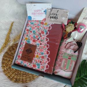 Hampers Gift Box Alquran dan Sajadah untuk Cewek FREE BUKET BUNGA / Alquran dan Tasbih Seserahan / Kado Alquran dan Sajadah Satu Set