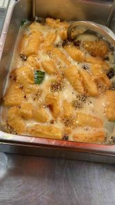 ขนมเข่งทอด by เจ๊หงส์ ตลาดริมน้ำเพชรบุรี