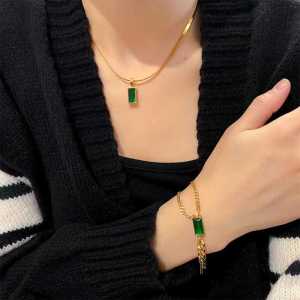 kalung titanium wanita model rantai pipih liontin permata hijau