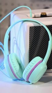 หูฟังแบบมีสายสำหรับเด็ก น่ารัก เล่นเกม แล็ปท็อป คอมพิวเตอร์ตั้งโต๊ะ สีสันสดใส 85db หูฟังสำหรับเรียนรู้ดนตรี