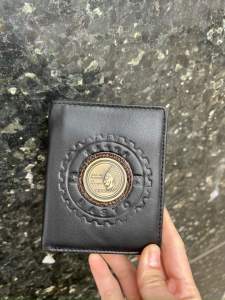 FreeshipMAX Ví Nam Da Bò CEFIRO Mỹ   Biểu Tượng Đồng Nguyên Khối- Bóp Da Nam Dáng Đứng Dáng Ngang Đựng Được Giấy Tờ Cũ  (  Bảo Hành 12 Tháng) TABUSTORE