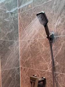 SXH All-copper shower set including faucet for bathroom and toilet with hot and cold water options and a three-way mixing valve
