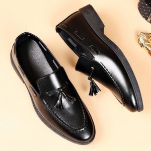 รองเท้าหนังชาย รองเท้าโลฟเฟอร์หนังสีดำมีพู่ รองเท้าหนังแก้วแบบลำลองสำหรับใส่ทำงาน สไตล์อังกฤษแบบสวม