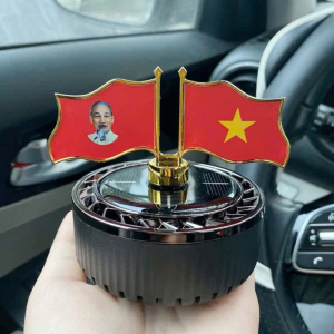 Máy khuếch tán nước hoa ô tô cờ Việt Nam xoay in hình Bác chạy năng lượng mặt trời trang trí xe hơi